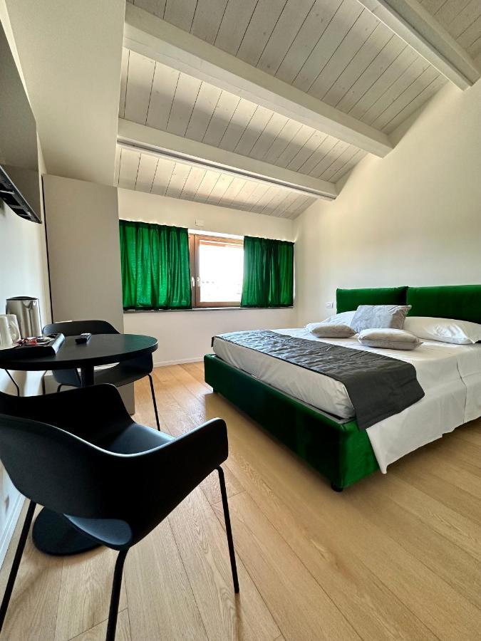 C House Rooms Lake Peschiera del Garda Luaran gambar